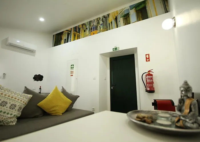 Alfama Right Point *